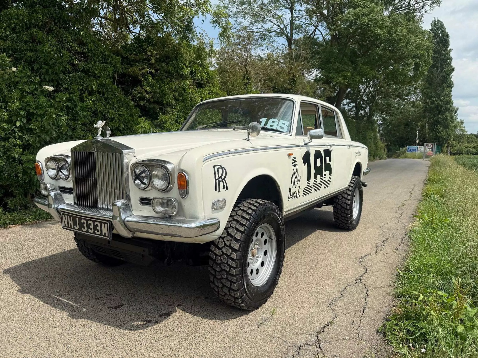 Rolls-Royce 'xin' gầm Mitsubishi để off-road, 1 bình xăng chạy tới 2.000km, giá quy đổi chỉ hơn 600 triệu- Ảnh 2.