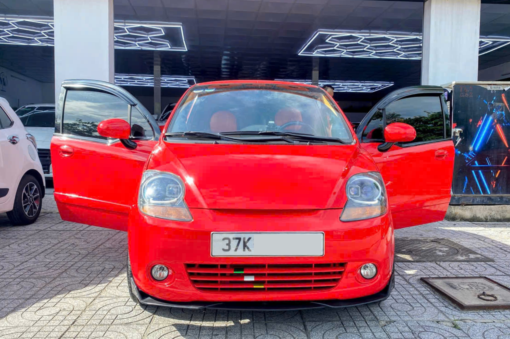 Cận cảnh Chevrolet Spark độ hết 150 triệu đồng: Vô-lăng AMG G63 giá 25 triệu đồng, cửa gió điều hòa Mercedes-Benz 6 triệu, mất 1 năm mới hoàn thành- Ảnh 2. Cận cảnh Chevrolet Spark độ hết 150 triệu đồng: Vô-lăng AMG G63 giá 25 triệu đồng, cửa gió điều hòa Mercedes-Benz 6 triệu, mất 1 năm mới hoàn thành- Ảnh 2.