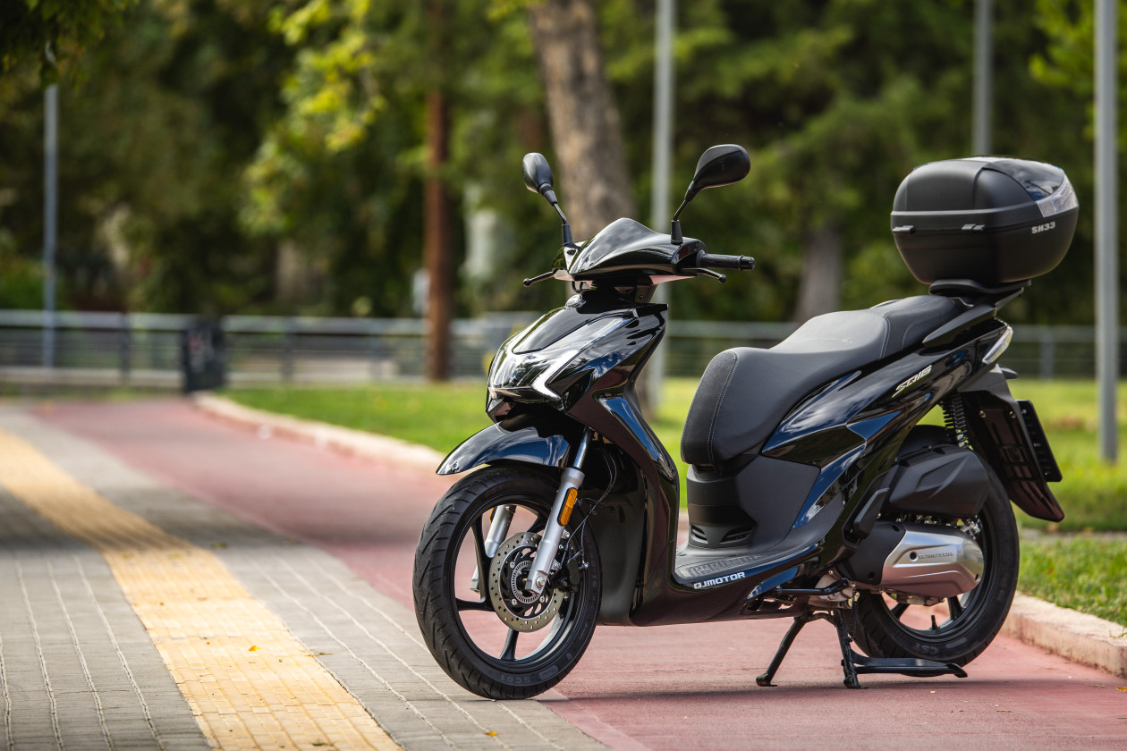 Cứ ngỡ Honda SH 2025 ra mắt, nhưng hóa ra đây lại là 'bản sao' rẻ tiền đến từ Trung Quốc- Ảnh 2.