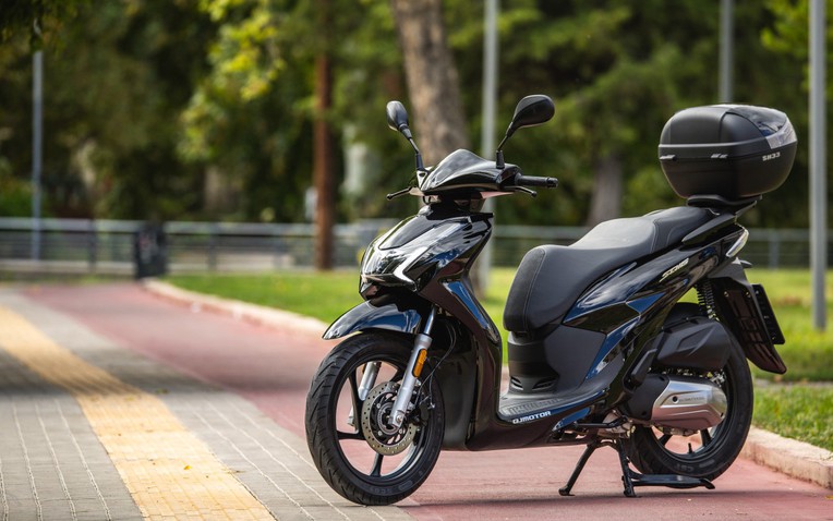 Cứ ngỡ Honda SH 2025 ra mắt, nhưng hóa ra đây lại là 'bản sao' rẻ tiền đến từ Trung Quốc- Ảnh 1.