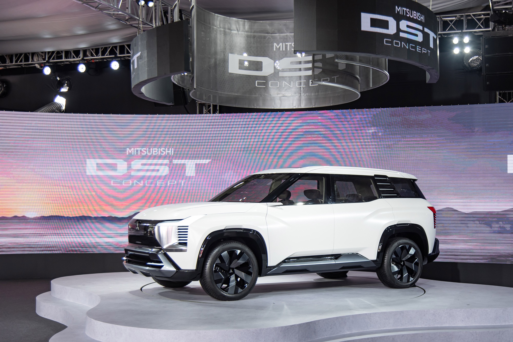 Mitsubishi nhá hàng xe mới sắp ra mắt ĐNÁ tháng sau, có thể là bản thương mại của DST Concept mới được trưng bày tại Việt Nam- Ảnh 3.