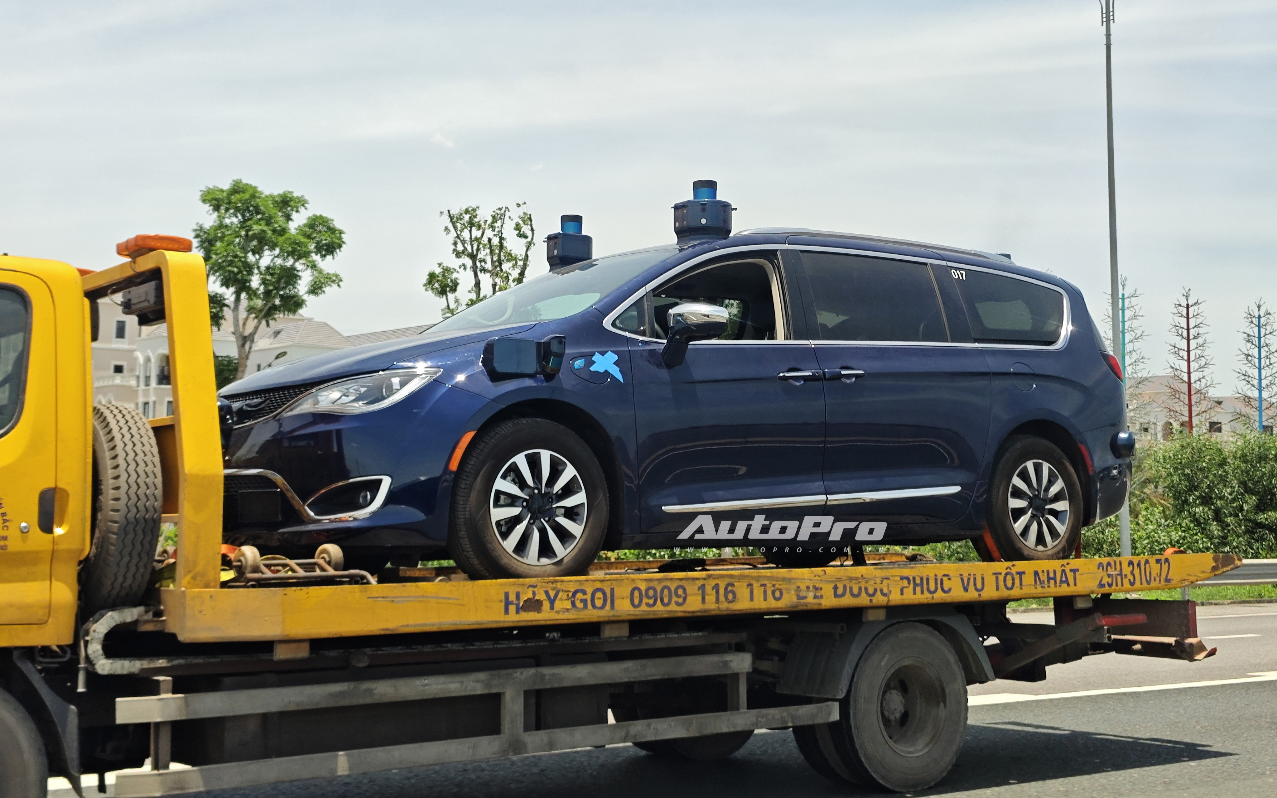 Chrysler Pacifica - Minivan đối thủ Carnival lần đầu lộ diện trên phố Việt Nam: Là bản PHEV, nóc gắn thiết bị cho xe tự lái- Ảnh 2.
