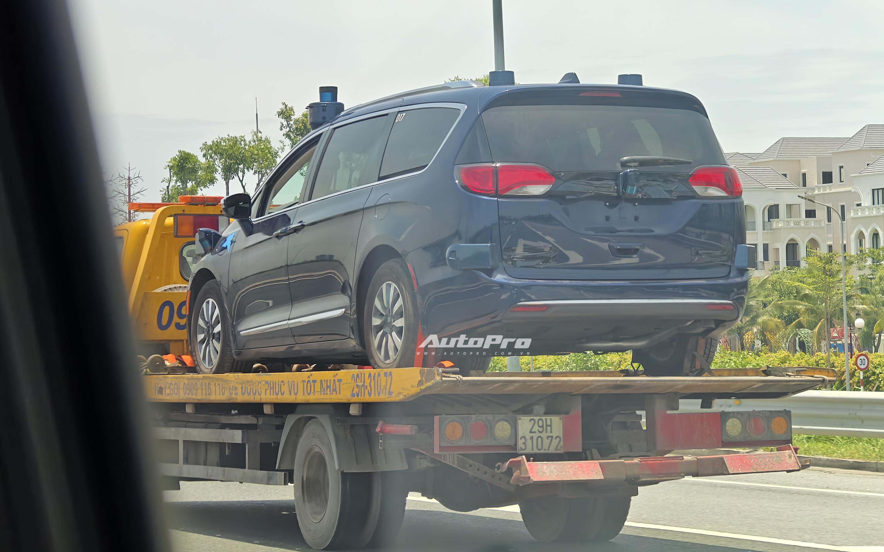 Chrysler Pacifica - Minivan đối thủ Carnival lần đầu lộ diện trên phố Việt Nam: Là bản PHEV, nóc gắn thiết bị cho xe tự lái- Ảnh 5.