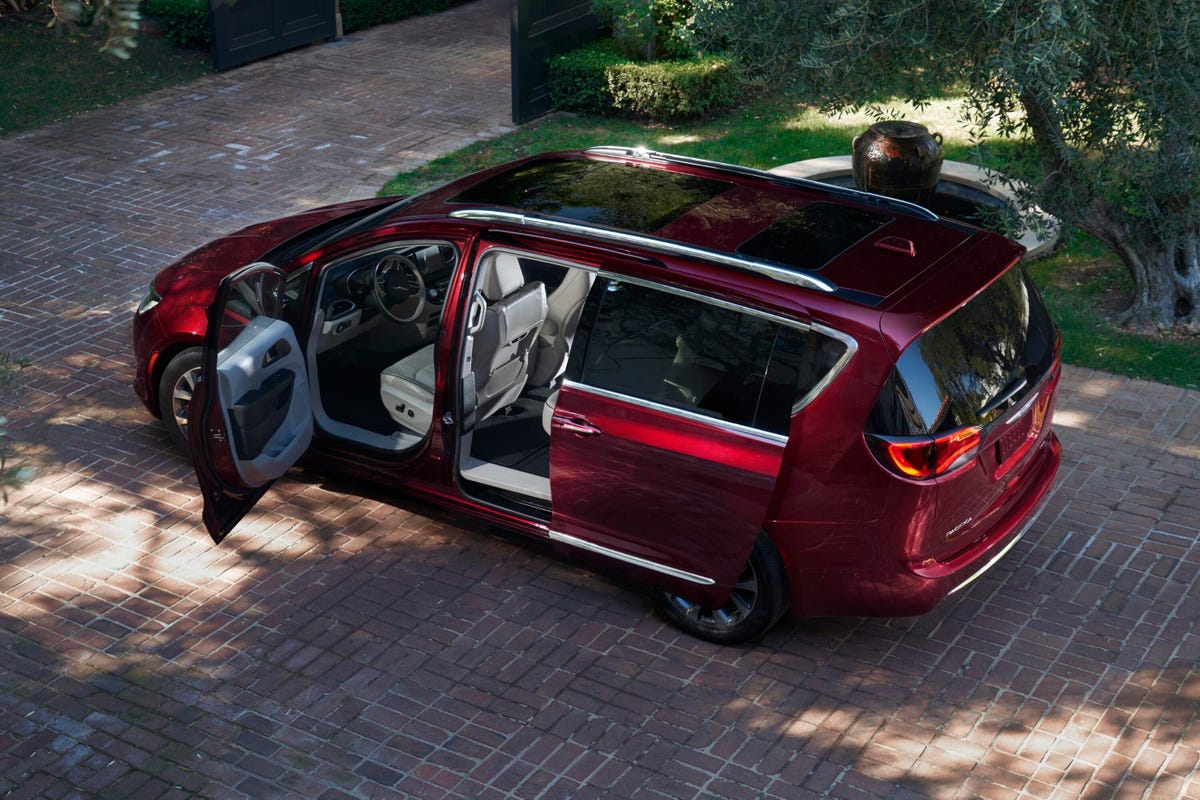 Chrysler Pacifica - Minivan đối thủ Carnival lần đầu lộ diện trên phố Việt Nam: Là bản PHEV, nóc gắn thiết bị cho xe tự lái- Ảnh 8.