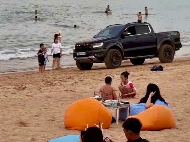 Lái xe bán tải chơi ngông phóng ào ào, bóp còi inh ỏi trên bãi biển đông người- Ảnh 1. Lái xe bán tải chơi ngông phóng ào ào, bóp còi inh ỏi trên bãi biển đông người- Ảnh 1.