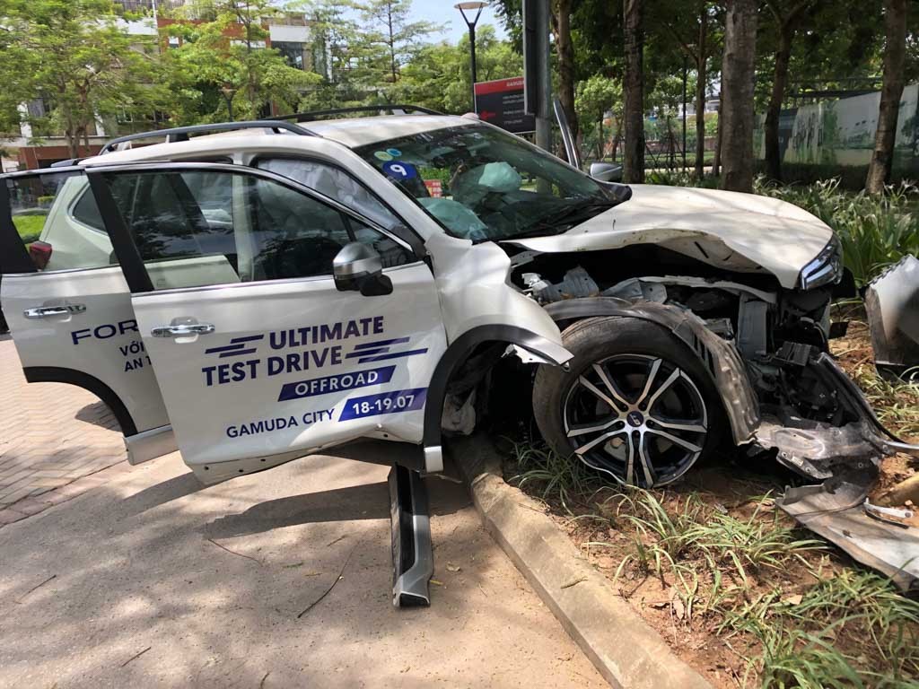 Những sự cố khi khách Việt lái thử xe: Ngay cả xe sang cũng từng gặp tai nạn, biết điều này người lái có thể an tâm- Ảnh 8.