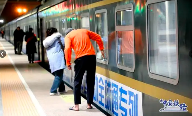 Chuyến tàu chạy hơn 4.000km qua 15 thành phố, đi mất gần 2 ngày: Du khách nhận xét Chuyến tàu chạy hơn 4.000km qua 15 thành phố, đi mất gần 2 ngày: Du khách nhận xét