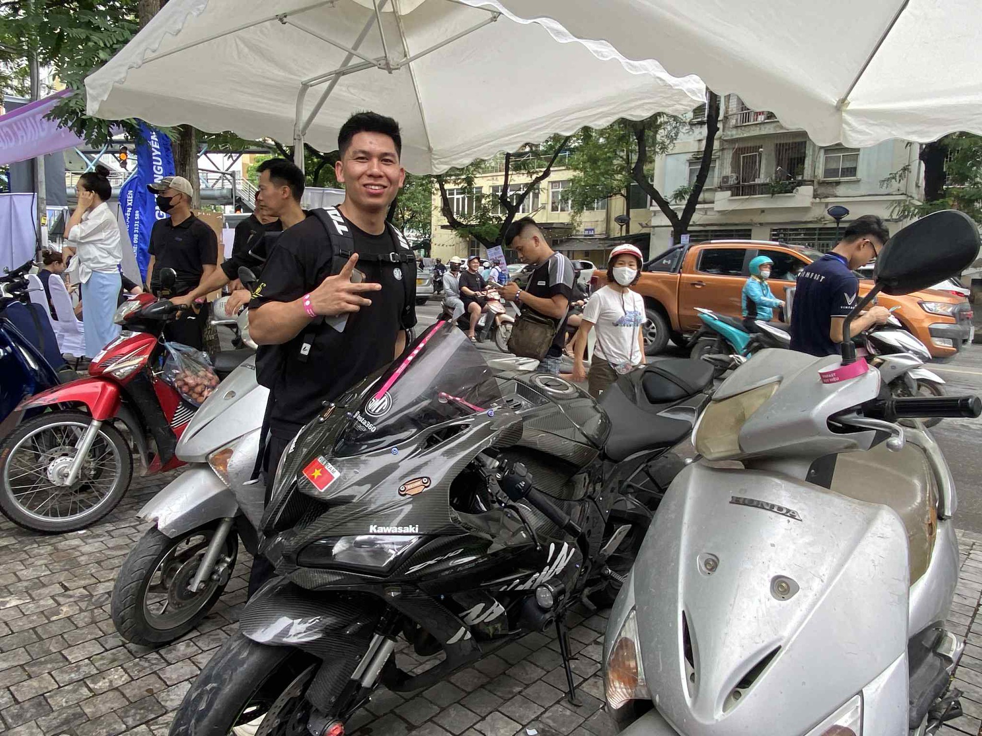 Dân chơi Hà thành mang cả Kawasaki đi ‘đổi xăng lấy điện’ VinFast, có kèo xe công nghệ nhanh 1 nốt nhạc- Ảnh 3. Dân chơi Hà thành mang cả Kawasaki đi ‘đổi xăng lấy điện’ VinFast, có kèo xe công nghệ nhanh 1 nốt nhạc- Ảnh 3.