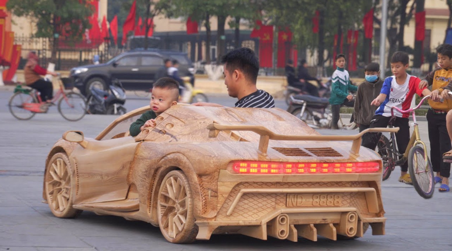 50 tỷ người xem anh thợ mộc Việt sáng chế dàn siêu xe gỗ độc nhất thế giới, sếp Audi đích thân mời sang Đức tham quan- Ảnh 2.