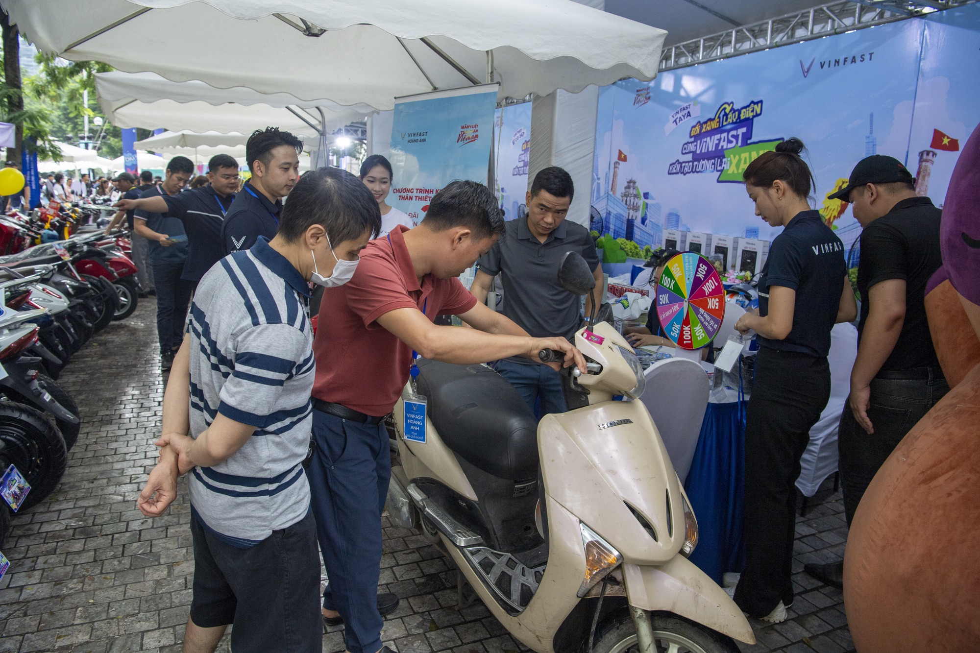 Dân chơi Hà thành mang cả Kawasaki đi ‘đổi xăng lấy điện’ VinFast, có kèo xe công nghệ nhanh 1 nốt nhạc- Ảnh 2. Dân chơi Hà thành mang cả Kawasaki đi ‘đổi xăng lấy điện’ VinFast, có kèo xe công nghệ nhanh 1 nốt nhạc- Ảnh 2.