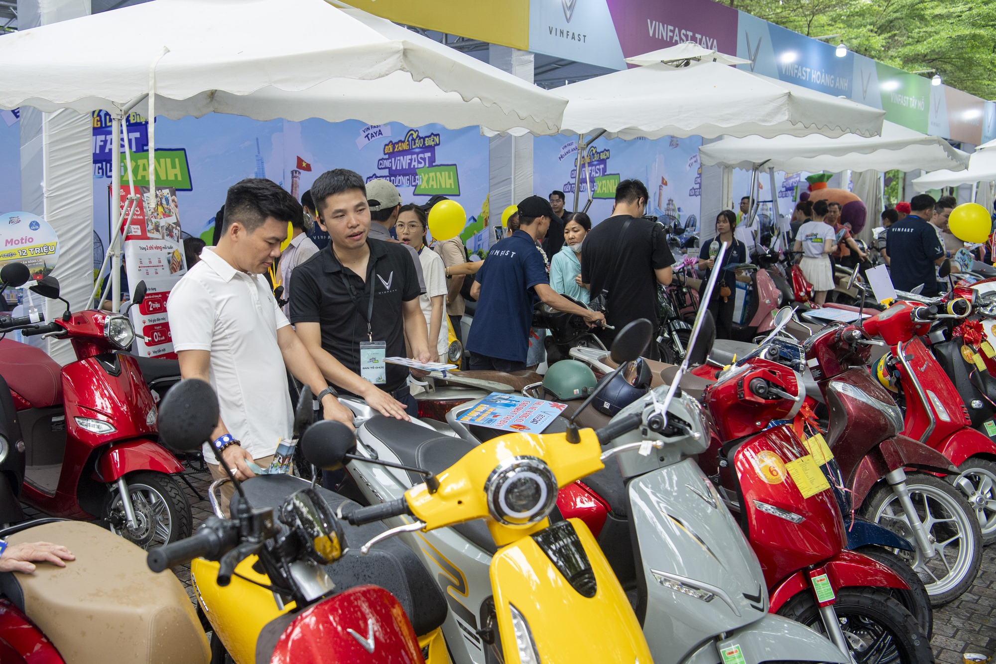 Dân chơi Hà thành mang cả Kawasaki đi ‘đổi xăng lấy điện’ VinFast, có kèo xe công nghệ nhanh 1 nốt nhạc- Ảnh 1. Dân chơi Hà thành mang cả Kawasaki đi ‘đổi xăng lấy điện’ VinFast, có kèo xe công nghệ nhanh 1 nốt nhạc- Ảnh 1.