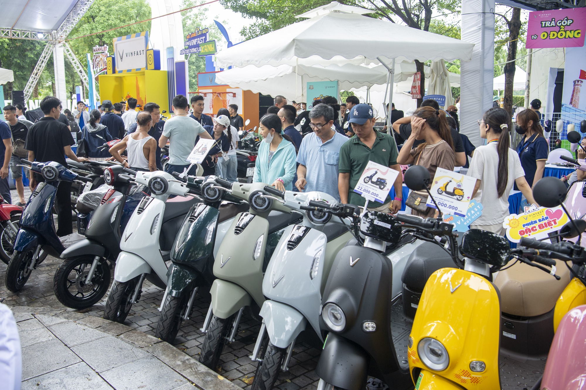 Dân chơi Hà thành mang cả Kawasaki đi ‘đổi xăng lấy điện’ VinFast, có kèo xe công nghệ nhanh 1 nốt nhạc- Ảnh 6. Dân chơi Hà thành mang cả Kawasaki đi ‘đổi xăng lấy điện’ VinFast, có kèo xe công nghệ nhanh 1 nốt nhạc- Ảnh 6.