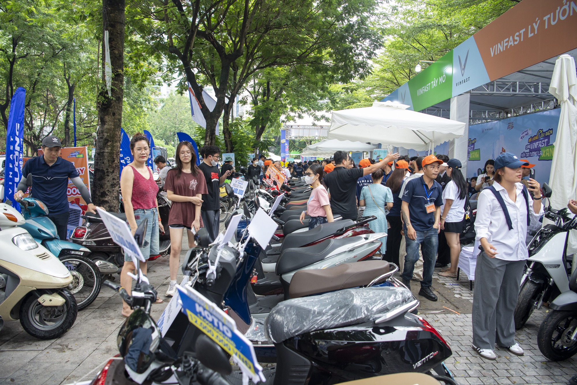 Dân chơi Hà thành mang cả Kawasaki đi ‘đổi xăng lấy điện’ VinFast, có kèo xe công nghệ nhanh 1 nốt nhạc- Ảnh 7. Dân chơi Hà thành mang cả Kawasaki đi ‘đổi xăng lấy điện’ VinFast, có kèo xe công nghệ nhanh 1 nốt nhạc- Ảnh 7.