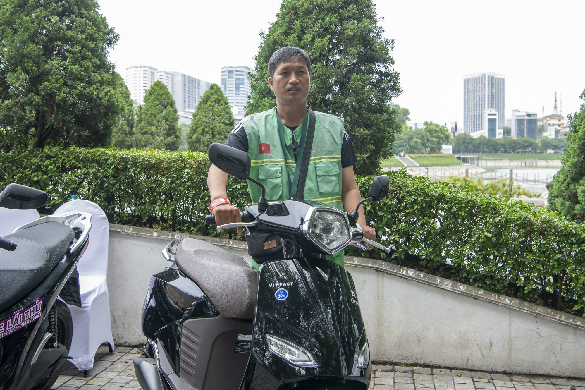 Dân chơi Hà thành mang cả Kawasaki đi ‘đổi xăng lấy điện’ VinFast, có kèo xe công nghệ nhanh 1 nốt nhạc- Ảnh 5. Dân chơi Hà thành mang cả Kawasaki đi ‘đổi xăng lấy điện’ VinFast, có kèo xe công nghệ nhanh 1 nốt nhạc- Ảnh 5.
