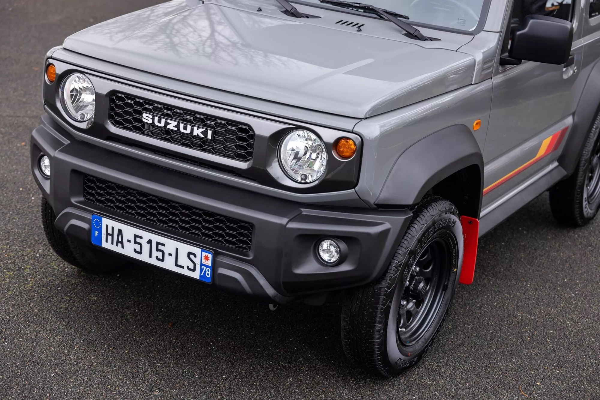 Suzuki Jimny có bản đặc biệt trước khi rời một thị trường: Độ nhẹ nhưng chất, khách Việt có thể tham khảo để làm mới xe mình- Ảnh 3.
