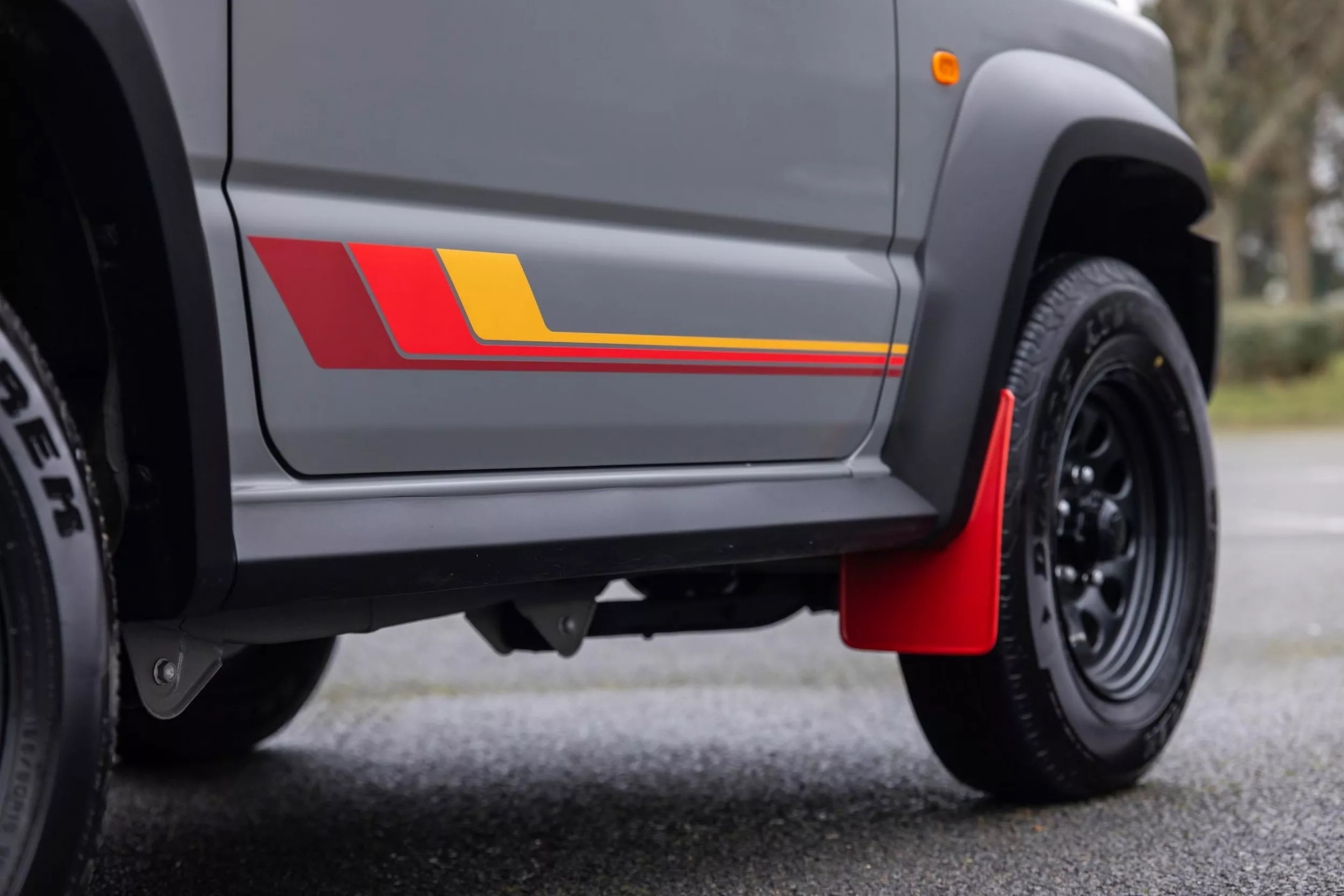 Suzuki Jimny có bản đặc biệt trước khi rời một thị trường: Độ nhẹ nhưng chất, khách Việt có thể tham khảo để làm mới xe mình- Ảnh 4.