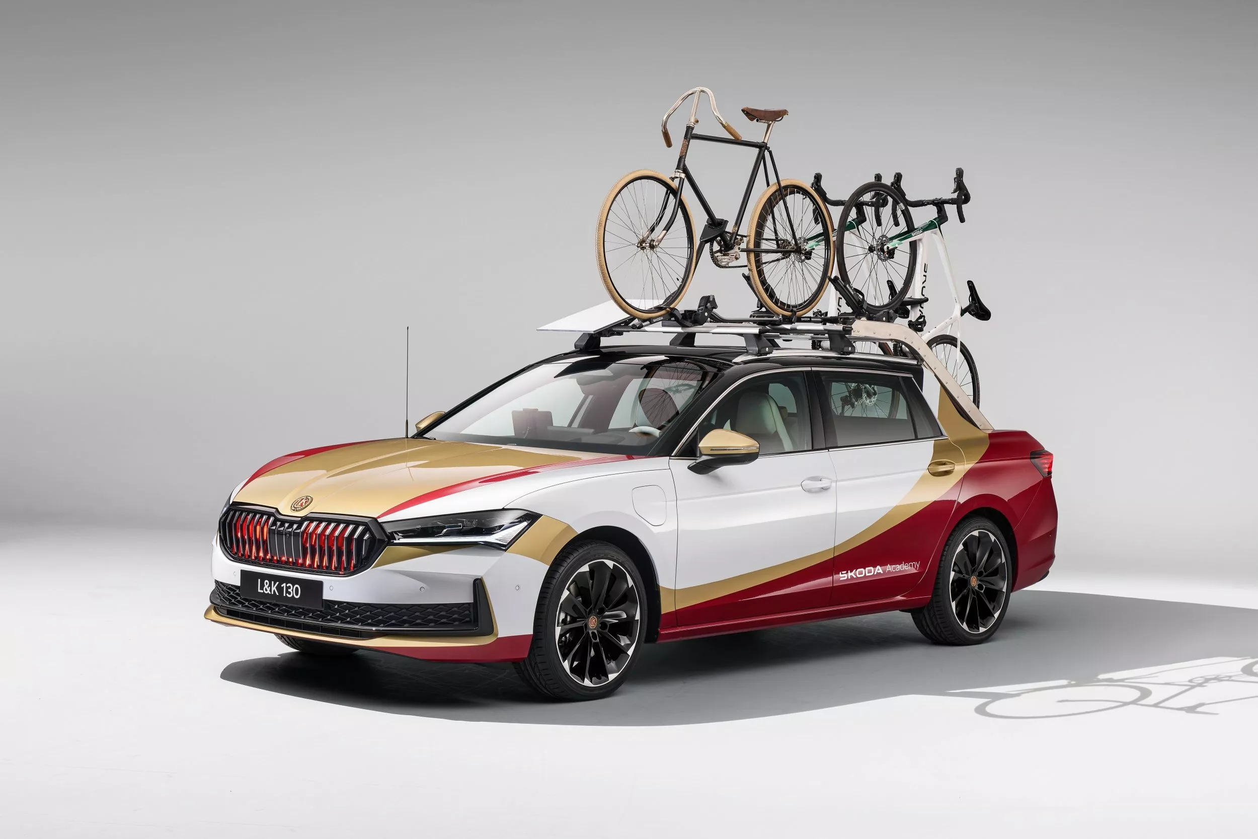 Chiếc Skoda này trông rất sedan nhưng thực chất là bán tải: Mạnh hơn 200hp, thùng kéo dài ra được, chở vài chiếc xe đạp cùng lúc- Ảnh 2.