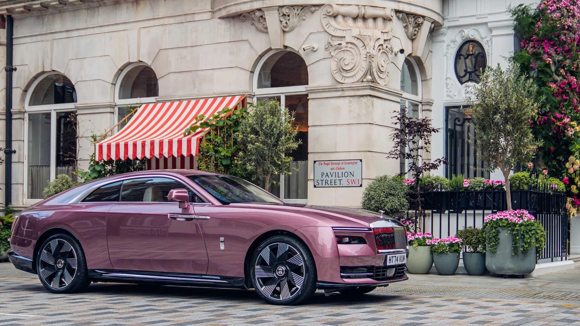Chủ xe Rolls-Royce ngày càng trẻ: Đại gia Việt cũng không ngoại lệ, có người 35 tuổi đã sở hữu Spectre- Ảnh 3. Chủ xe Rolls-Royce ngày càng trẻ: Đại gia Việt cũng không ngoại lệ, có người 35 tuổi đã sở hữu Spectre- Ảnh 3.
