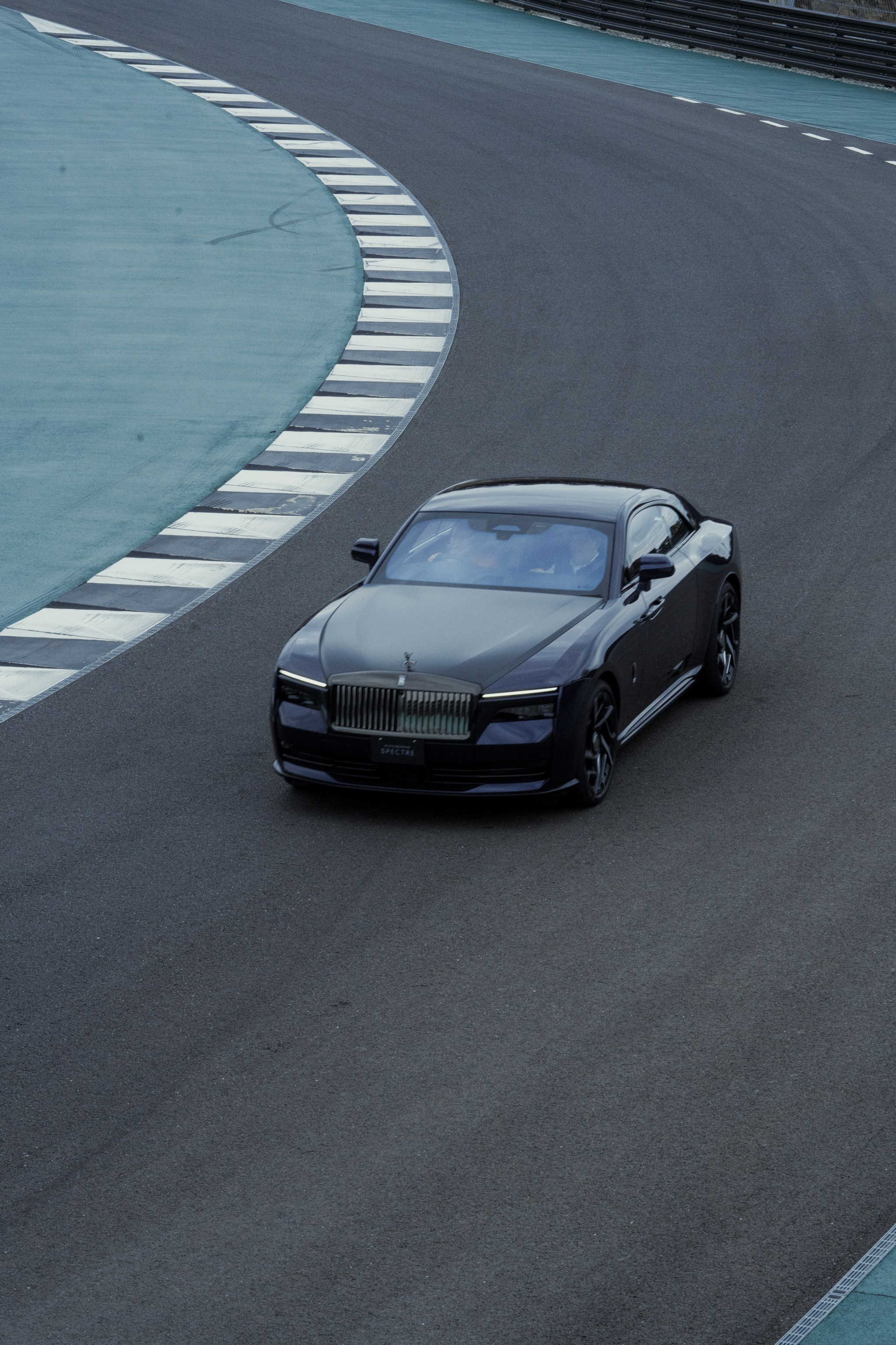 Tôi lái Rolls-Royce Spectre trên đường đua Nhật: Trải nghiệm ‘dễ dàng’ mà giàu cảm xúc- Ảnh 11.