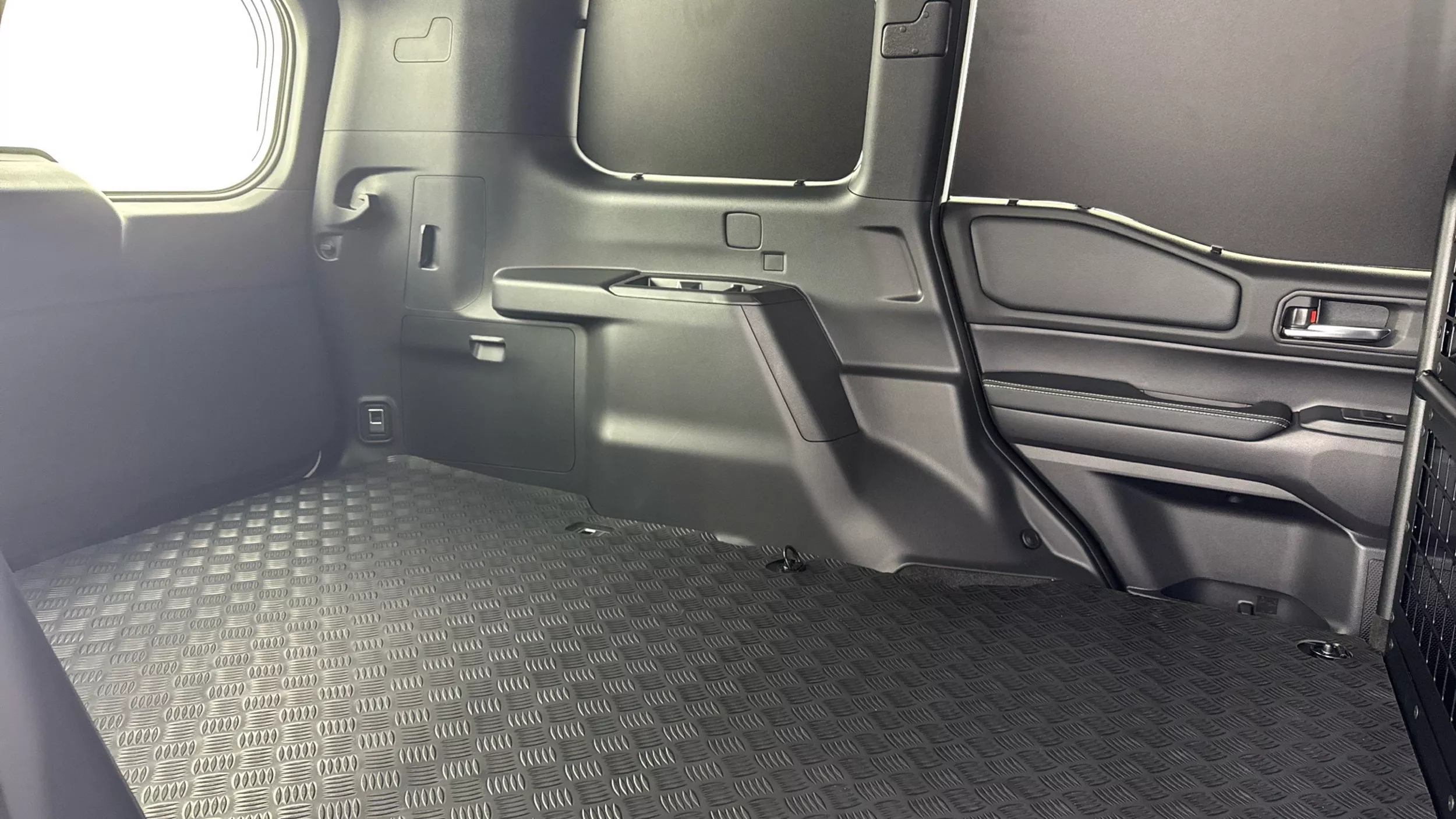 Toyota Land Cruiser Prado thêm bản mới hợp dân công trình, người mê độ: Chỉ 2 chỗ, cốp siêu lớn, động cơ hybrid nhẹ- Ảnh 7.