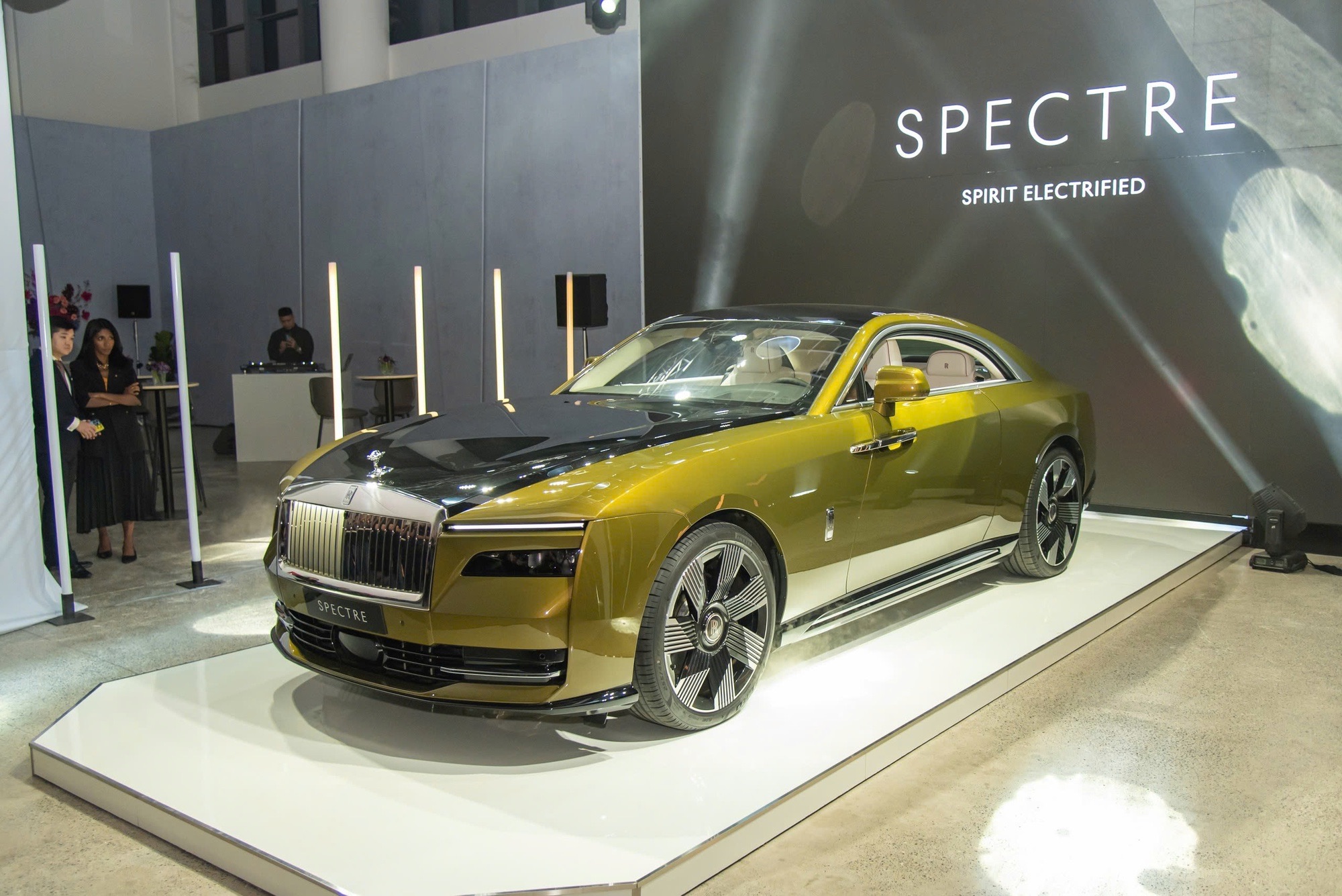 Chủ xe Rolls-Royce ngày càng trẻ: Đại gia Việt cũng không ngoại lệ, có người 35 tuổi đã sở hữu Spectre- Ảnh 2. Chủ xe Rolls-Royce ngày càng trẻ: Đại gia Việt cũng không ngoại lệ, có người 35 tuổi đã sở hữu Spectre- Ảnh 2.