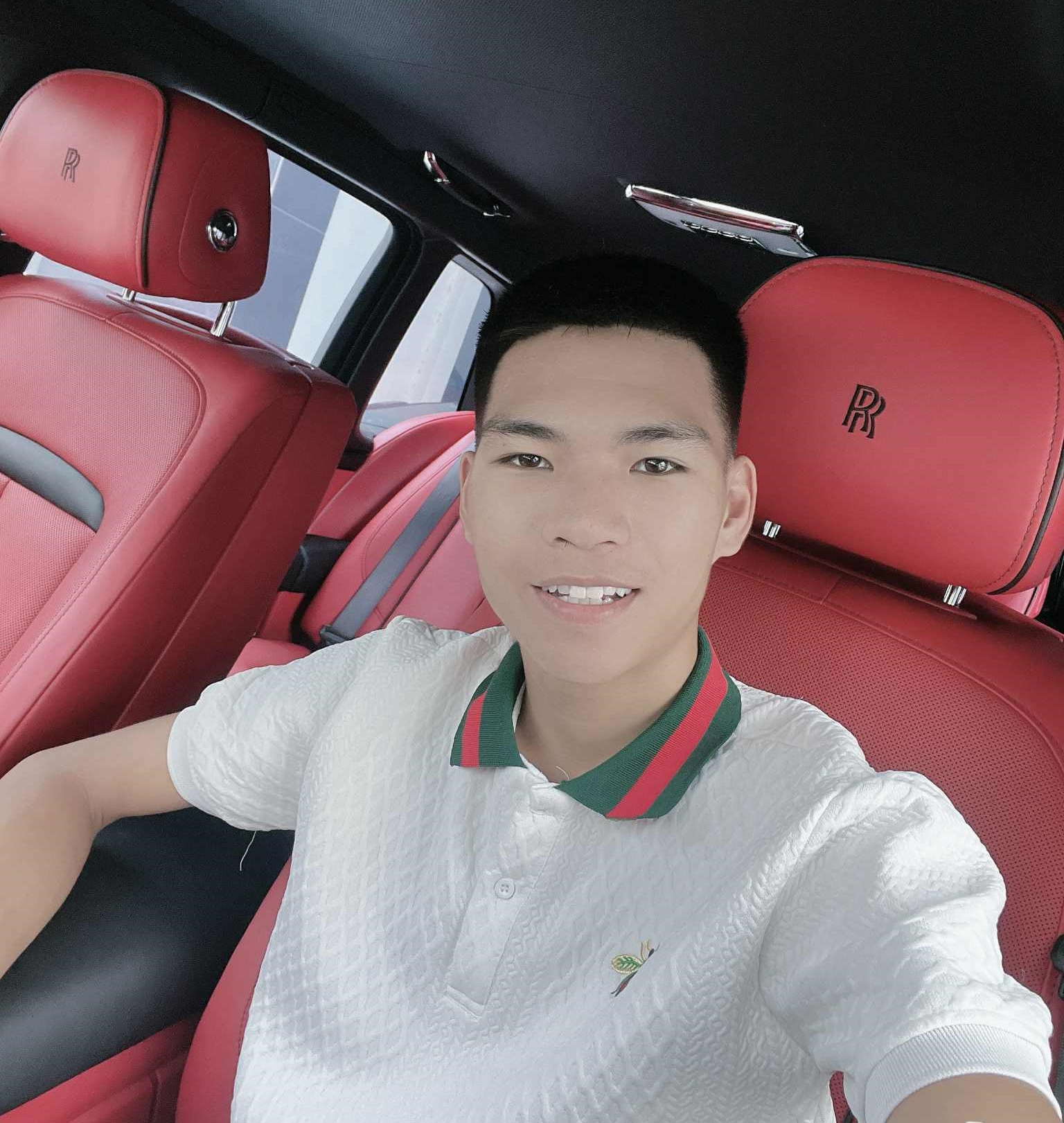 Sự thật chàng trai lái Lamborghini đi tốt nghiệp Đại học ở Hà Nội hút 10 triệu view- Ảnh 3. Sự thật chàng trai lái Lamborghini đi tốt nghiệp Đại học ở Hà Nội hút 10 triệu view- Ảnh 3.