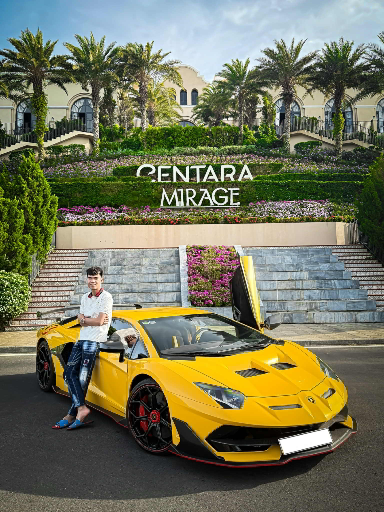 Sự thật chàng trai lái Lamborghini đi tốt nghiệp Đại học ở Hà Nội hút 10 triệu view- Ảnh 5. Sự thật chàng trai lái Lamborghini đi tốt nghiệp Đại học ở Hà Nội hút 10 triệu view- Ảnh 5.