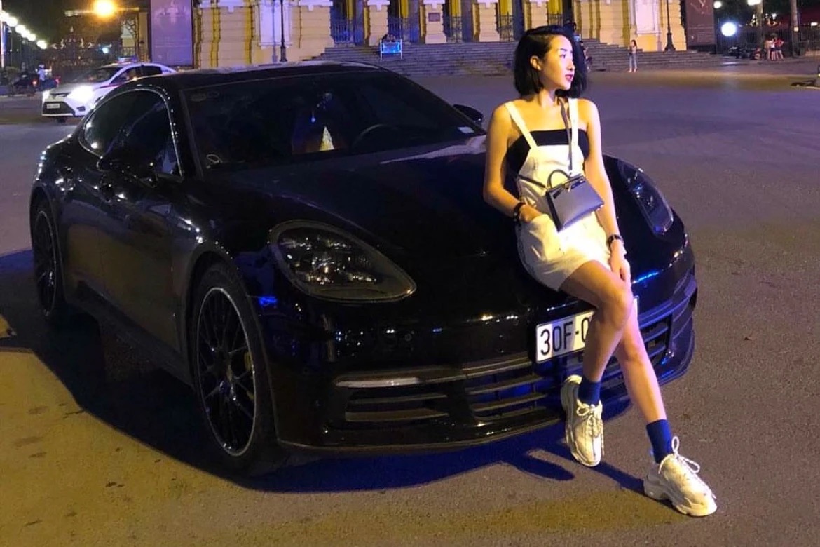 'Hot mom' Cún Bông từng khoe dàn xe đắt tiền trước khi bị bắt: Có cả Ferrari, Porsche, trị giá ước tính hàng chục tỷ đồng- Ảnh 2.
