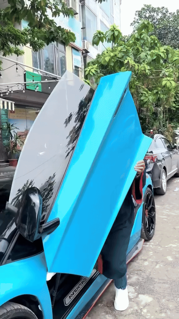 Sự thật chàng trai lái Lamborghini đi tốt nghiệp Đại học ở Hà Nội hút 10 triệu view- Ảnh 2. Sự thật chàng trai lái Lamborghini đi tốt nghiệp Đại học ở Hà Nội hút 10 triệu view- Ảnh 2.