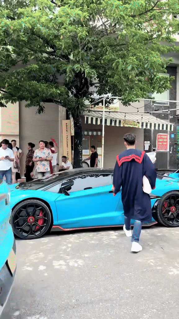 Sự thật chàng trai lái Lamborghini đi tốt nghiệp Đại học ở Hà Nội hút 10 triệu view- Ảnh 1. Sự thật chàng trai lái Lamborghini đi tốt nghiệp Đại học ở Hà Nội hút 10 triệu view- Ảnh 1.