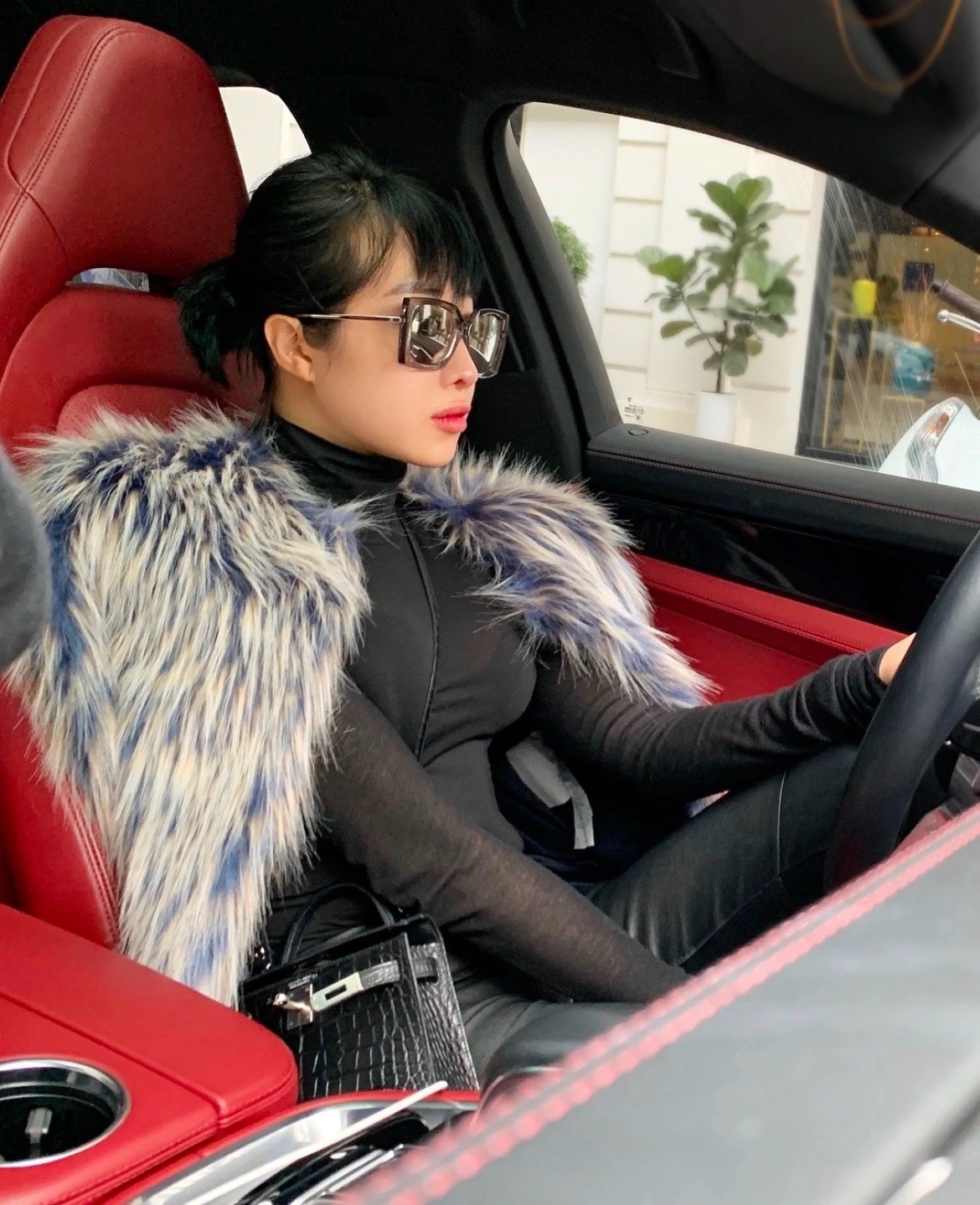 'Hot mom' Cún Bông từng khoe dàn xe đắt tiền trước khi bị bắt: Có cả Ferrari, Porsche, trị giá ước tính hàng chục tỷ đồng- Ảnh 5.