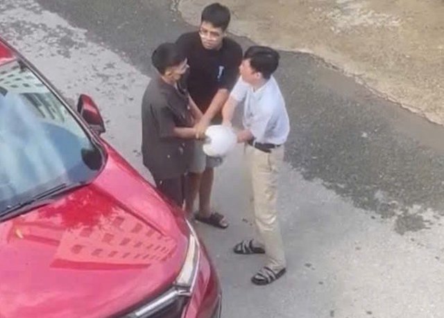 Tìm ra 2 bố con đi ô tô đánh chảy máu đầu thanh niên đi xe máy ở Bắc Giang- Ảnh 1.
