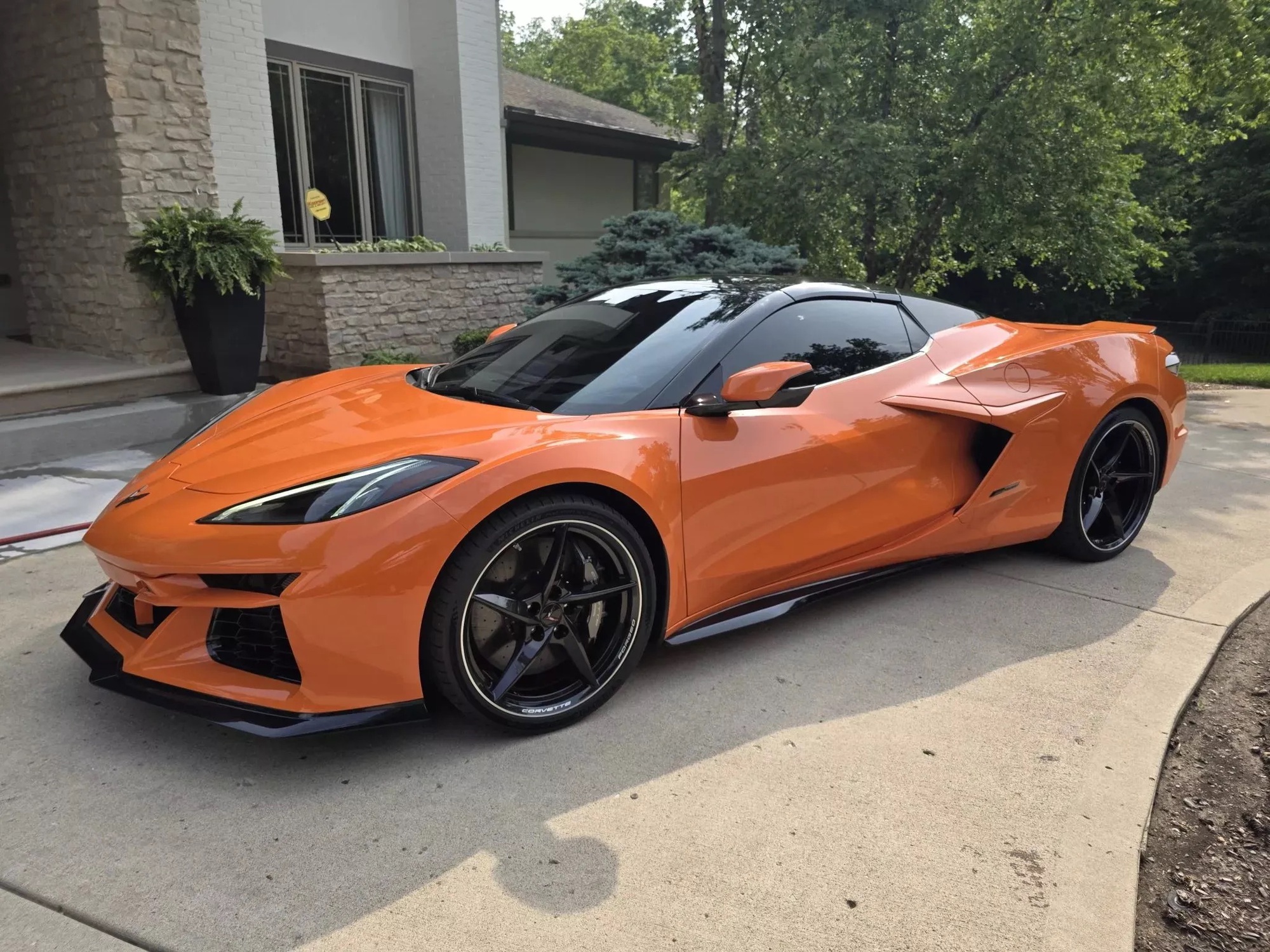 Chevrolet Corvette bản hybrid hiệu suất cao khiến bao người 'chưng hửng' về độ mất giá: Vừa chạy 180km đã 'bay' gần 800 triệu đồng- Ảnh 2. Chevrolet Corvette bản hybrid hiệu suất cao khiến bao người 'chưng hửng' về độ mất giá: Vừa chạy 180km đã 'bay' gần 800 triệu đồng- Ảnh 2.
