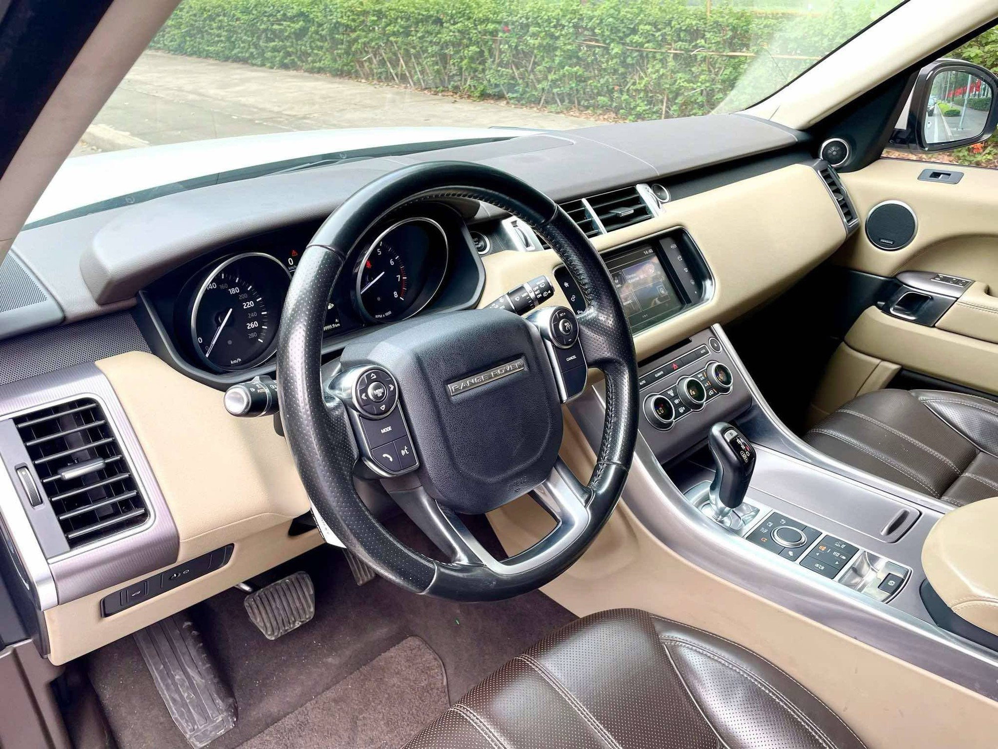 Đây là chiếc Range Rover dành cho dân chơi thích trải nghiệm nhưng chỉ đủ tiền tậu Mercedes C 200- Ảnh 5. Đây là chiếc Range Rover dành cho dân chơi thích trải nghiệm nhưng chỉ đủ tiền tậu Mercedes C 200- Ảnh 5.