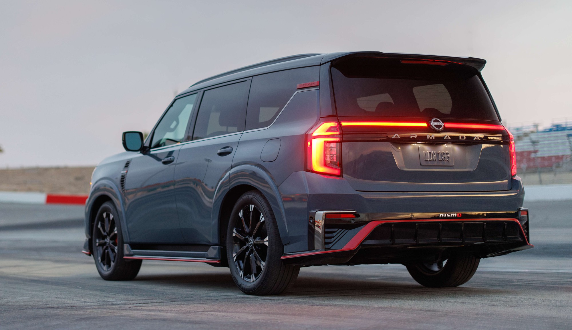 Ảnh thực tế Nissan Patrol bản thể thao vừa ra mắt: Bodykit hầm hố, động cơ gần 500 mã nhưng không còn 'cửa' về Việt Nam- Ảnh 8. Ảnh thực tế Nissan Patrol bản thể thao vừa ra mắt: Bodykit hầm hố, động cơ gần 500 mã nhưng không còn 'cửa' về Việt Nam- Ảnh 8.