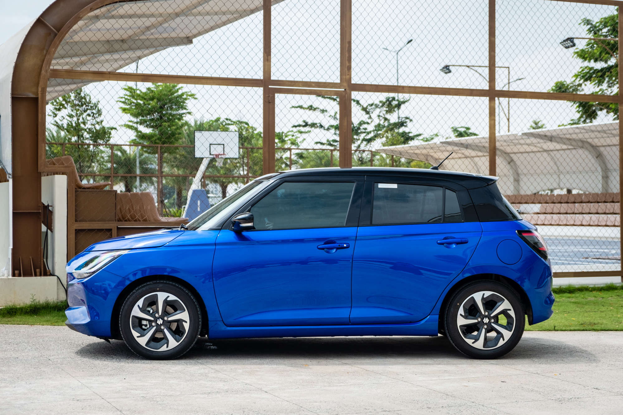 Suzuki Swift 2025 ra mắt Việt Nam: Giá 569 triệu, máy hybrid, 6 tính năng ADAS, đấu Mazda2 hatchback- Ảnh 11. Suzuki Swift 2025 ra mắt Việt Nam: Giá 569 triệu, máy hybrid, 6 tính năng ADAS, đấu Mazda2 hatchback- Ảnh 11.