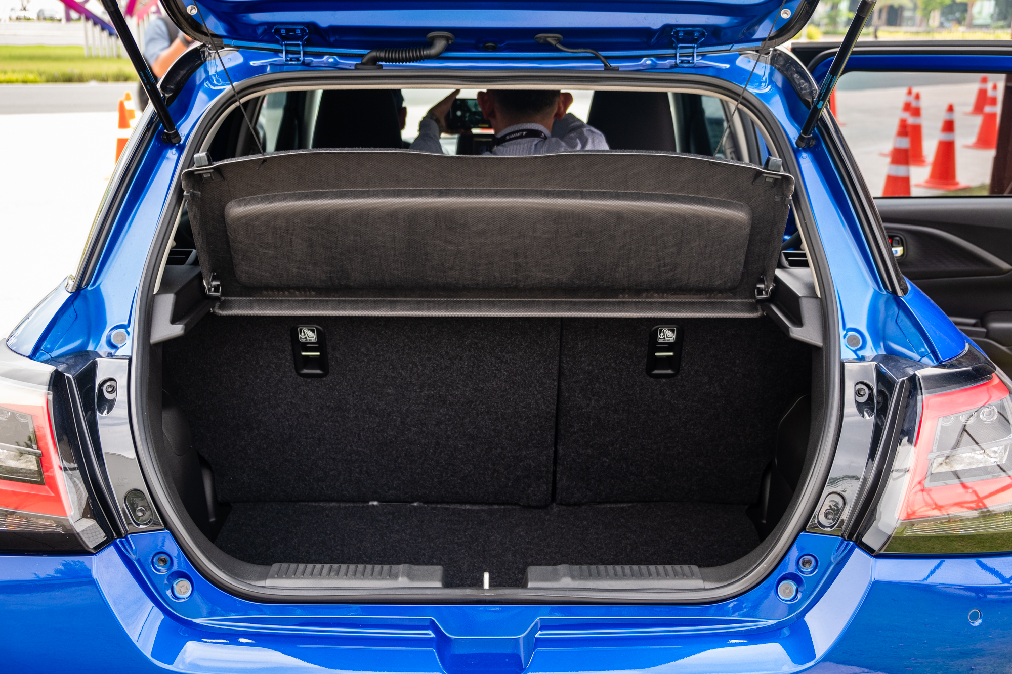 Suzuki Swift 2025 ra mắt Việt Nam: Giá 569 triệu, máy hybrid, 6 tính năng ADAS, đấu Mazda2 hatchback- Ảnh 18. Suzuki Swift 2025 ra mắt Việt Nam: Giá 569 triệu, máy hybrid, 6 tính năng ADAS, đấu Mazda2 hatchback- Ảnh 18.