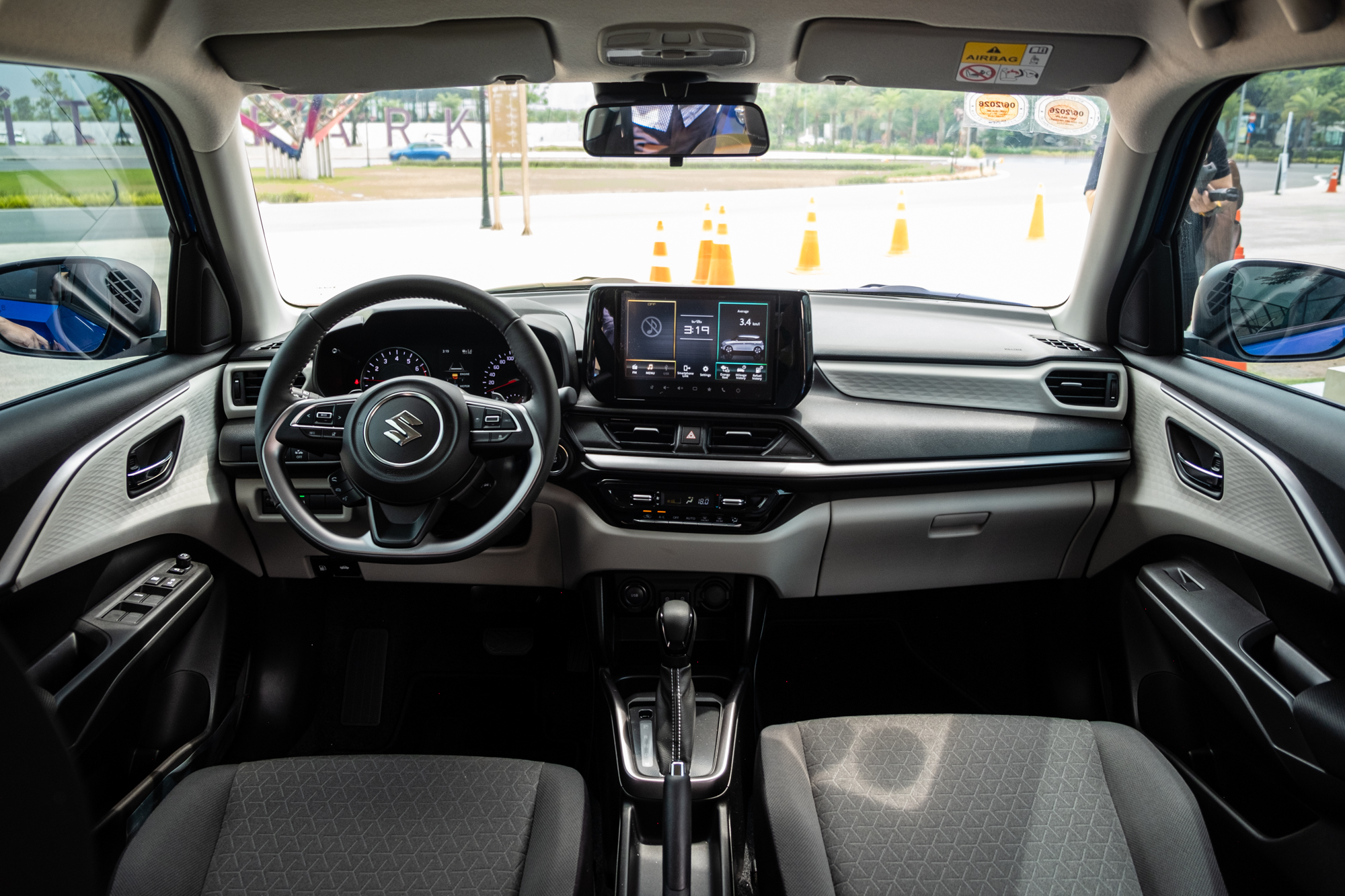 Suzuki Swift 2025 ra mắt Việt Nam: Giá 569 triệu, máy hybrid, 6 tính năng ADAS, đấu Mazda2 hatchback- Ảnh 6. Suzuki Swift 2025 ra mắt Việt Nam: Giá 569 triệu, máy hybrid, 6 tính năng ADAS, đấu Mazda2 hatchback- Ảnh 6.