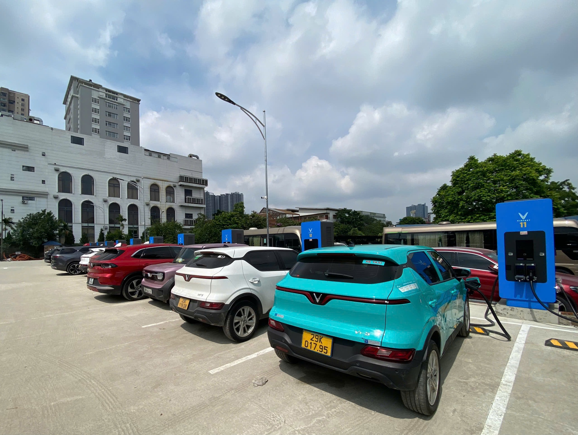 Xây trạm 20 trụ sạc siêu nhanh, chủ đầu tư nhận định: ‘Chi 13-15 tỷ đồng nhưng tiền thôi là chưa đủ’- Ảnh 2. Xây trạm 20 trụ sạc siêu nhanh, chủ đầu tư nhận định: ‘Chi 13-15 tỷ đồng nhưng tiền thôi là chưa đủ’- Ảnh 2.