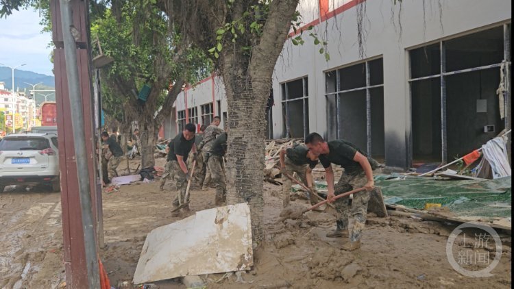 Những h&igrave;nh ảnh kh&oacute; tin tại Trung Quốc sau trận lũ lịch sử: Khắp nơi bị nhấn ch&igrave;m trong b&ugrave;n đất, 6 người thiệt mạng- Ảnh 8.