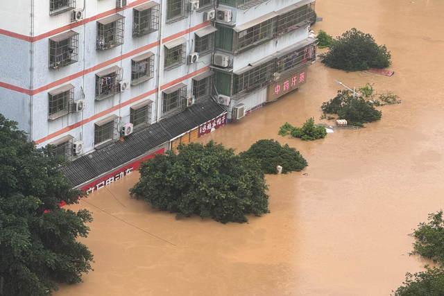 Những h&igrave;nh ảnh kh&oacute; tin tại Trung Quốc sau trận lũ lịch sử: Khắp nơi bị nhấn ch&igrave;m trong b&ugrave;n đất, 6 người thiệt mạng- Ảnh 1.