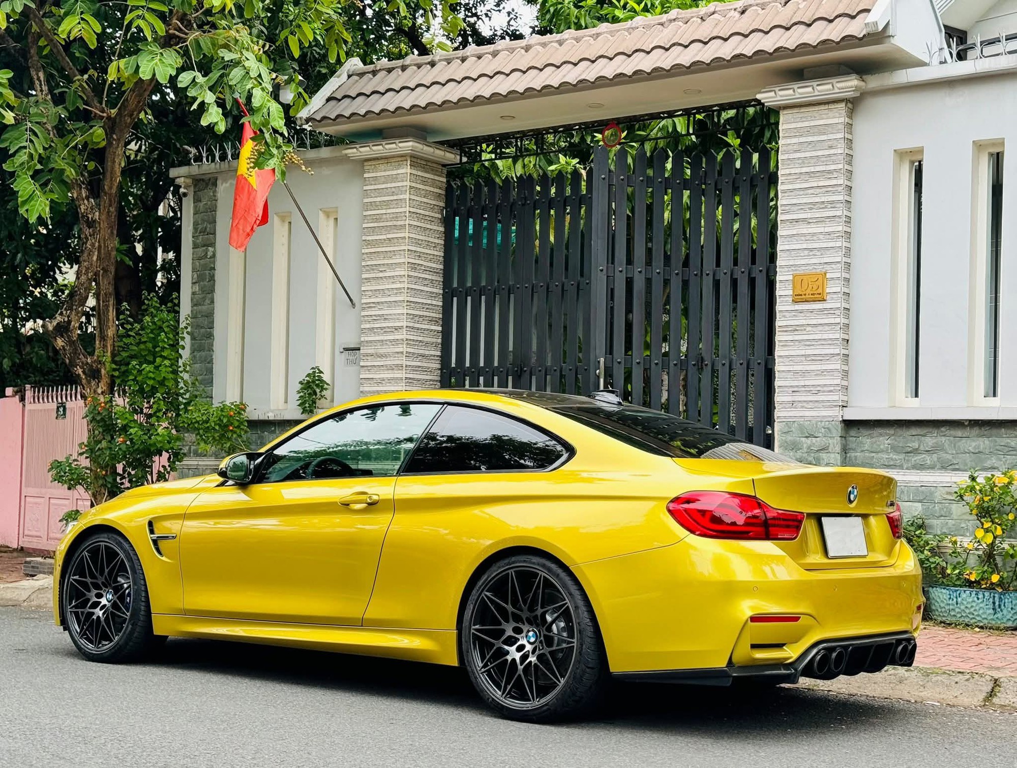 Hàng hiếm BMW M4 hạ giá hơn nửa tỷ đồng sau 1 năm rao bán: Giá tiệm cận 320i 'đập hộp', đã độ lại nhiều chi tiết- Ảnh 3. Hàng hiếm BMW M4 hạ giá hơn nửa tỷ đồng sau 1 năm rao bán: Giá tiệm cận 320i 'đập hộp', đã độ lại nhiều chi tiết- Ảnh 3.