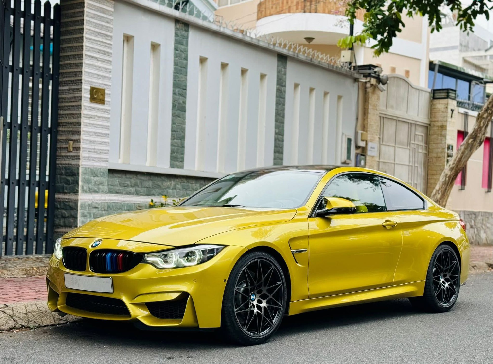 Hàng hiếm BMW M4 hạ giá hơn nửa tỷ đồng sau 1 năm rao bán: Giá tiệm cận 320i 'đập hộp', đã độ lại nhiều chi tiết- Ảnh 2. Hàng hiếm BMW M4 hạ giá hơn nửa tỷ đồng sau 1 năm rao bán: Giá tiệm cận 320i 'đập hộp', đã độ lại nhiều chi tiết- Ảnh 2.