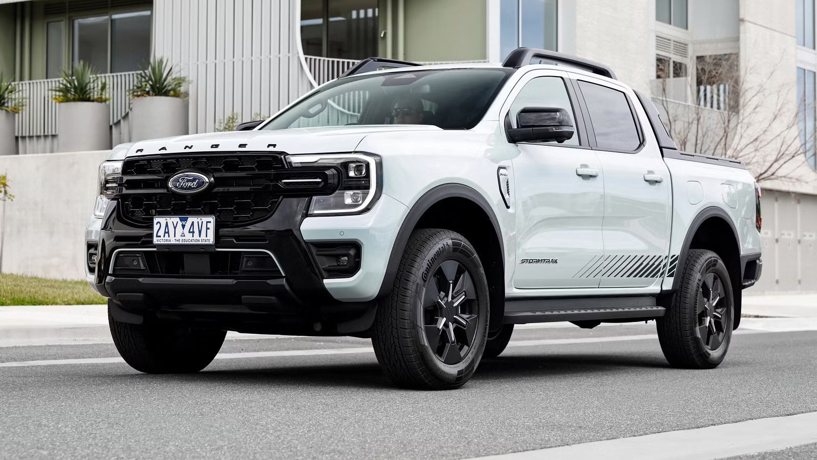 Ford Ranger bản máy dầu giống tại Việt Nam sắp 'bay màu' khỏi một thị trường, thay thế bằng động cơ hybrid xăng - điện mới tiết kiệm- Ảnh 2. Ford Ranger bản máy dầu giống tại Việt Nam sắp 'bay màu' khỏi một thị trường, thay thế bằng động cơ hybrid xăng - điện mới tiết kiệm- Ảnh 2.