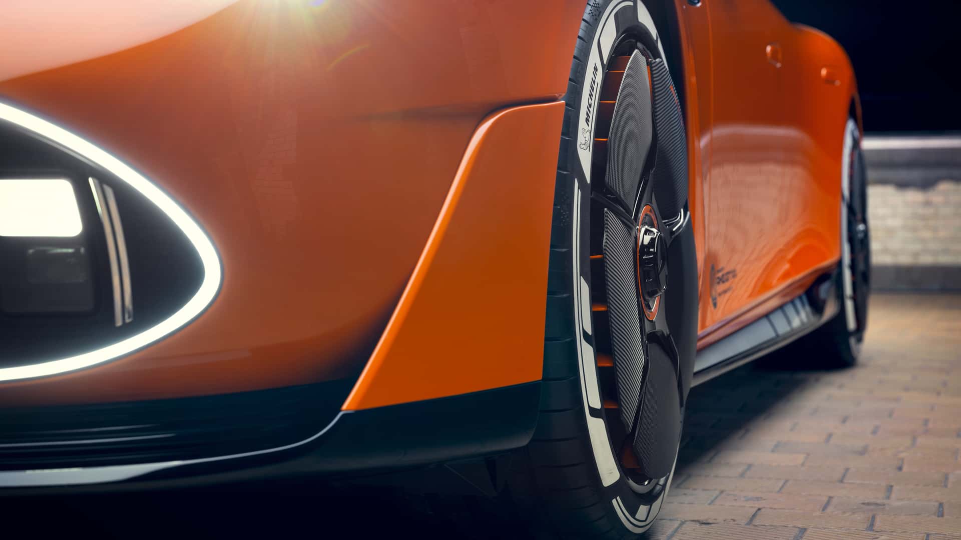 Mercedes-AMG GT đời mới này gắn loa ở đèn pha để giả một thứ tiếng mà fan xe xăng yêu thích- Ảnh 7. Mercedes-AMG GT đời mới này gắn loa ở đèn pha để giả một thứ tiếng mà fan xe xăng yêu thích- Ảnh 7.
