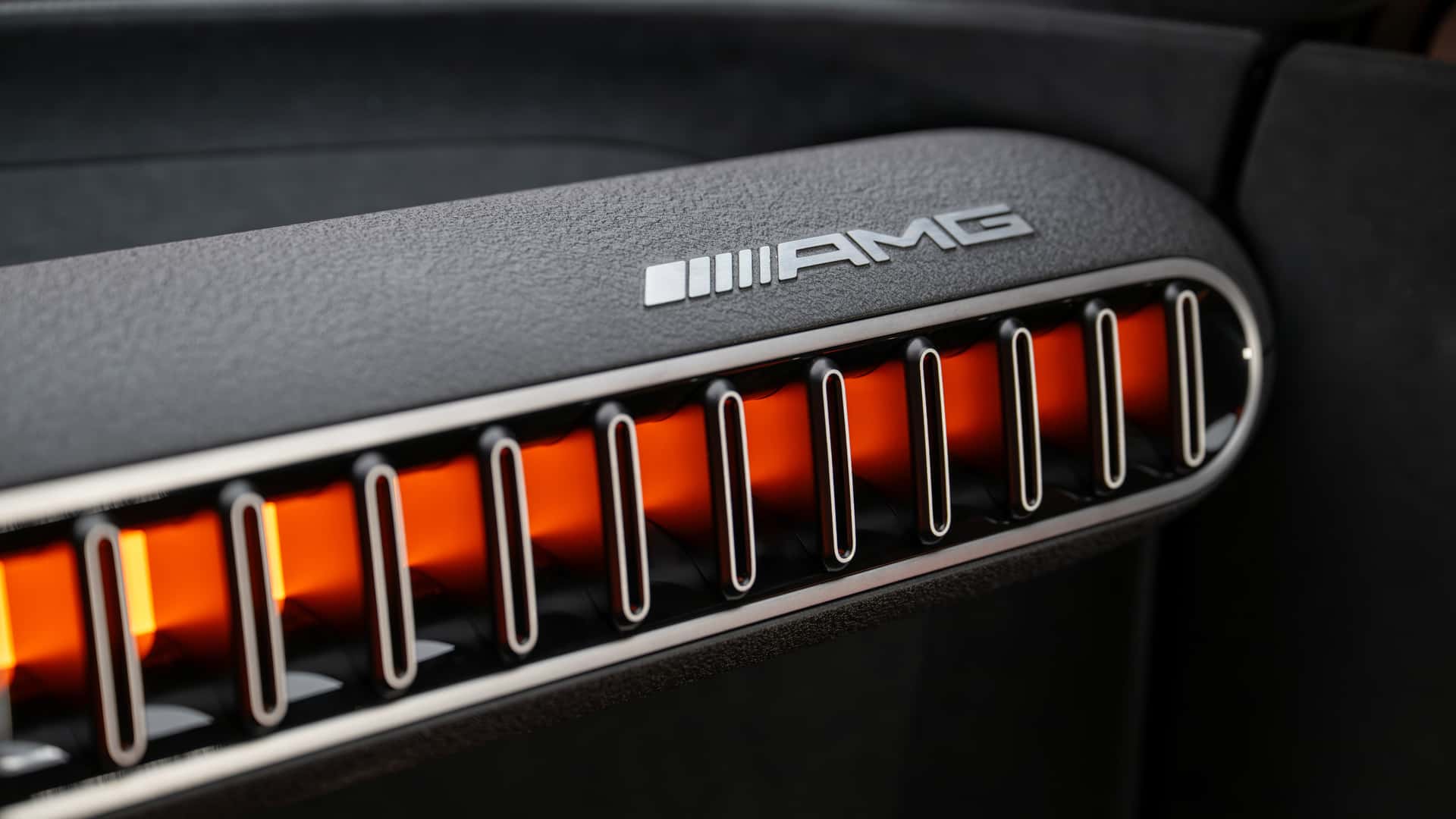 Mercedes-AMG GT đời mới này gắn loa ở đèn pha để giả một thứ tiếng mà fan xe xăng yêu thích- Ảnh 12. Mercedes-AMG GT đời mới này gắn loa ở đèn pha để giả một thứ tiếng mà fan xe xăng yêu thích- Ảnh 12.