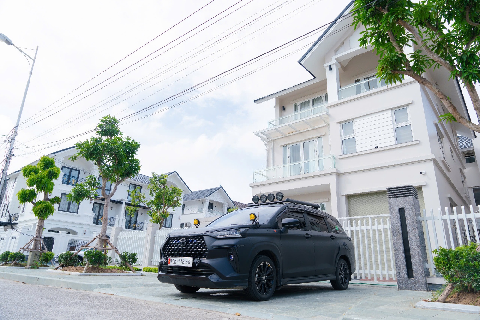 Toyota Veloz Cross độ ‘khét lẹt’ của 9x Hải Phòng: ‘Ăn xăng như ngửi’, full tải và 4 vali vẫn vượt đèo ngon lành- Ảnh 1. Toyota Veloz Cross độ ‘khét lẹt’ của 9x Hải Phòng: ‘Ăn xăng như ngửi’, full tải và 4 vali vẫn vượt đèo ngon lành- Ảnh 1.