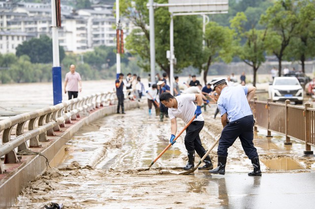 Những h&igrave;nh ảnh kh&oacute; tin tại Trung Quốc sau trận lũ lịch sử: Khắp nơi bị nhấn ch&igrave;m trong b&ugrave;n đất, 6 người thiệt mạng- Ảnh 3.