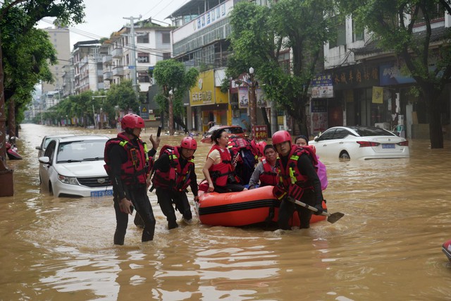 Những h&igrave;nh ảnh kh&oacute; tin tại Trung Quốc sau trận lũ lịch sử: Khắp nơi bị nhấn ch&igrave;m trong b&ugrave;n đất, 6 người thiệt mạng- Ảnh 7.