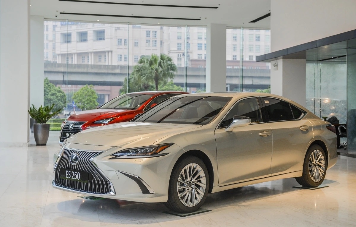 Nhờ mức thuế nhập khẩu mới, Lexus ES giảm giá tới 260 triệu đồng- Ảnh 1. Nhờ mức thuế nhập khẩu mới, Lexus ES giảm giá tới 260 triệu đồng- Ảnh 1.